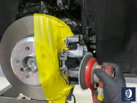 BMW 휠.. 왜 이렇게 만들까... 휠에 장착된 플라스틱 커버는 무슨 의미가 있나? 경량화? 디자인? 신형 740D 신0차 출고 작업 휠 커버 + 휠 블랙 도색 + 캘리퍼  도색 / 용인 처인구