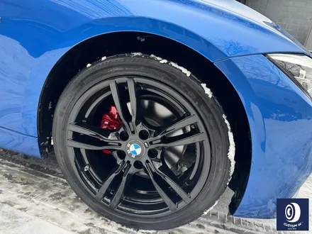 BMW F30 330i 400M 18인치 휠 상처 수리 후, 블랙 유광 휠도색 + 부식 제거 후 레드 캘리퍼 도색 (블루 컬러 바디에는 역시 블랙 휠 레드 캘리퍼) / 용인 처인구