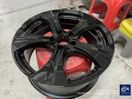 타 업체 잘못된 수리 도색 이력이 있는 벤츠 GLC220D 제거 후, 블랙 유광 휠도색 재작업 + 지저분한 캘리퍼 고착된 분진 및 부식 제거 후, 캘리퍼 도색 / 용인 처인구
