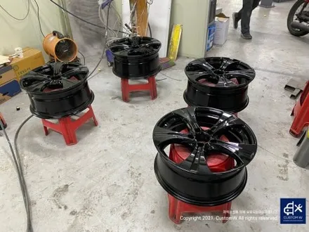 타 업체 잘못된 수리 도색 이력이 있는 벤츠 GLC220D 제거 후, 블랙 유광 휠도색 재작업 + 지저분한 캘리퍼 고착된 분진 및 부식 제거 후, 캘리퍼 도색 / 용인 처인구