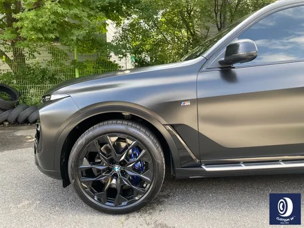멋지게 사틴 블랙 컬러 랩핑 작업 된 BMW G07 X7 40i 22인치 블랙 유광 휠도색 / 용인 처인구