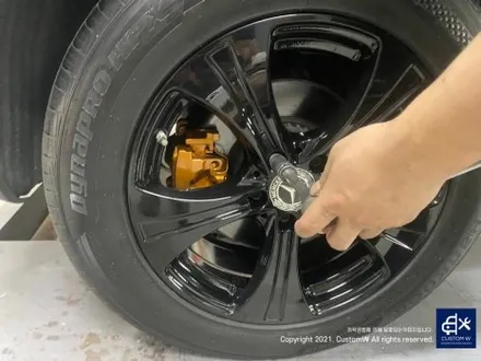 타 업체 잘못된 수리 도색 이력이 있는 벤츠 GLC220D 제거 후, 블랙 유광 휠도색 재작업 + 지저분한 캘리퍼 고착된 분진 및 부식 제거 후, 캘리퍼 도색 / 용인 처인구
