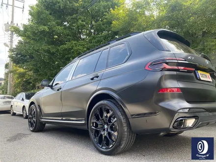 멋지게 사틴 블랙 컬러 랩핑 작업 된 BMW G07 X7 40i 22인치 블랙 유광 휠도색 / 용인 처인구