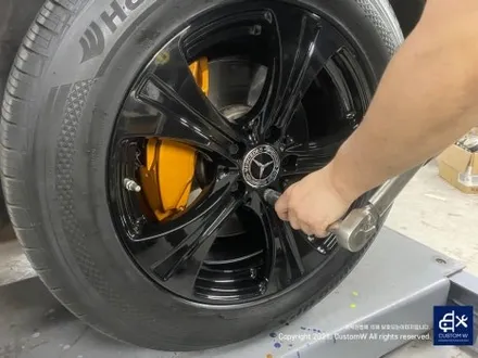 타 업체 잘못된 수리 도색 이력이 있는 벤츠 GLC220D 제거 후, 블랙 유광 휠도색 재작업 + 지저분한 캘리퍼 고착된 분진 및 부식 제거 후, 캘리퍼 도색 / 용인 처인구