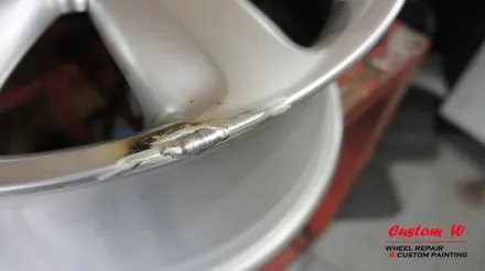 미니쿠퍼 클럽맨 작지만 심한 수준의 데미지를 입은 휠 상처 수리 후 블랙유광 휠도색. / 용인 처인구
