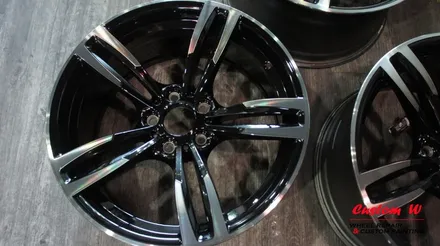 일반적인 다이아몬드컷팅 휠의 마감과는 조금 다른 BMW M4의 19인치 다이아몬드컷팅 휠수리. / 용인 처인구