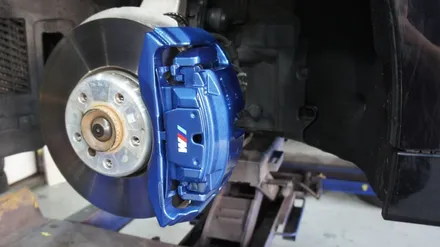 F10 BMW 550D 상처 난 휠수리 후 유광블랙 휠도색, 부식과 녹이 생긴 캘리퍼 M퍼포먼스블루 캘리퍼도색. / 용인 처인구