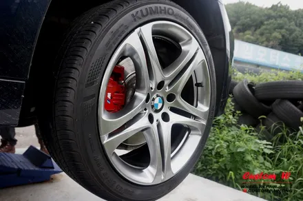 BMW 5시리즈에 장착 된 640D 19인치 휠 고스트크롬 휠도색, 레드 캘리퍼도색. / 용인 처인구