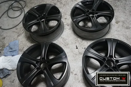 커스텀W에서 벤츠 W213 E220d 기본 실버 휠을 다이아몬드컷팅 휠수리로 블랙폴리시 휠로 만들다. / 용인 처인구