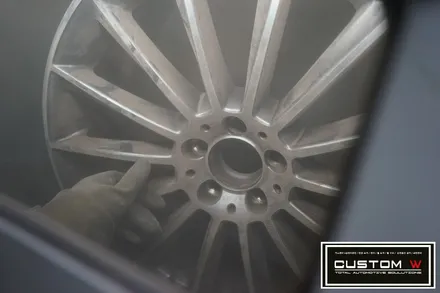 벤츠 W205 C250d 블랙유광 휠도색, 레드 캘리퍼도색. / 용인 처인구
