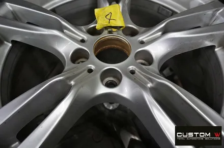 BMW F30 330i 휠 상처 수리 후 고스트 크롬 휠도색 + 부식 제거 후 카본 세라믹 골드 캘리퍼 도색 / 용인 처인구