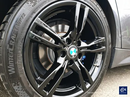 부식 걱정 없이 관리 가능! BMW F30 330i 휠수리 후 블랙유광 휠도색 + 블루 캘리퍼 도색 / 용인 처인구