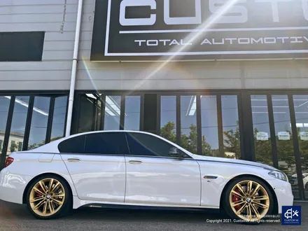 BMW F10 530d 크롬 도금 벗겨짐현상 약품 박리 제거 후 페라리 골드 휠도색 + 레드 캘리퍼 도색 / 용인 처인구