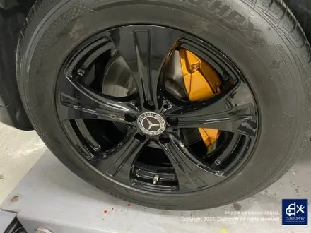 타 업체 잘못된 수리 도색 이력이 있는 벤츠 GLC220D 제거 후, 블랙 유광 휠도색 재작업 + 지저분한 캘리퍼 고착된 분진 및 부식 제거 후, 캘리퍼 도색 / 용인 처인구
