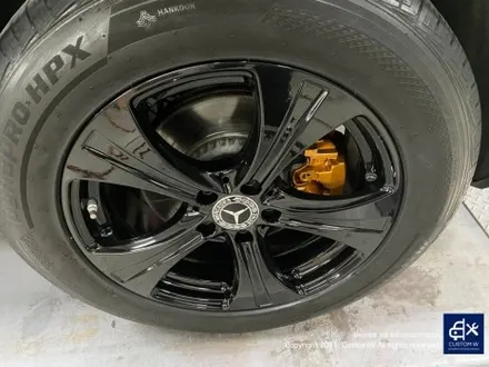 타 업체 잘못된 수리 도색 이력이 있는 벤츠 GLC220D 제거 후, 블랙 유광 휠도색 재작업 + 지저분한 캘리퍼 고착된 분진 및 부식 제거 후, 캘리퍼 도색 / 용인 처인구