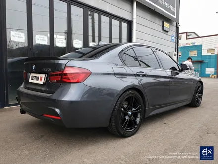 부식 걱정 없이 관리 가능! BMW F30 330i 휠수리 후 블랙유광 휠도색 + 블루 캘리퍼 도색 / 용인 처인구