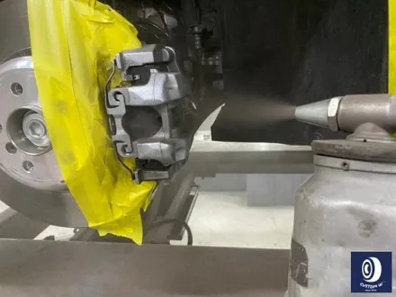 BMW 휠.. 왜 이렇게 만들까... 휠에 장착된 플라스틱 커버는 무슨 의미가 있나? 경량화? 디자인? 신형 740D 신0차 출고 작업 휠 커버 + 휠 블랙 도색 + 캘리퍼  도색 / 용인 처인구
