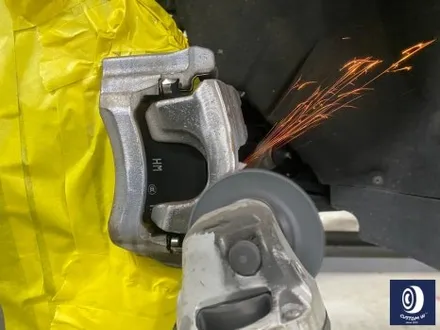 아우디 Q7 55TFSI 플라스틱 커버가 장착된 21인치 휠 블랙 유광 휠도색 + 부식 제거 후, 건메탈 그레이 캘리퍼 도색 / 용인 처인구