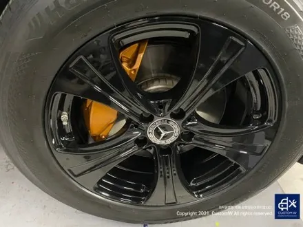 타 업체 잘못된 수리 도색 이력이 있는 벤츠 GLC220D 제거 후, 블랙 유광 휠도색 재작업 + 지저분한 캘리퍼 고착된 분진 및 부식 제거 후, 캘리퍼 도색 / 용인 처인구