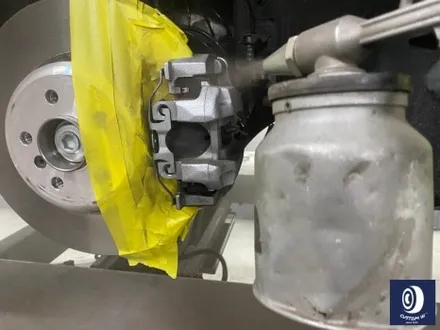 BMW 휠.. 왜 이렇게 만들까... 휠에 장착된 플라스틱 커버는 무슨 의미가 있나? 경량화? 디자인? 신형 740D 신0차 출고 작업 휠 커버 + 휠 블랙 도색 + 캘리퍼  도색 / 용인 처인구