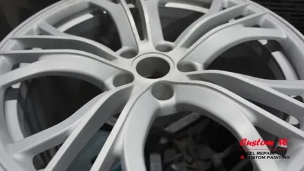아우디의 달리기 머신 아우디 R8 V10 PLUS 림 끝 상처 휠수리 후 블랙유광 휠도색. / 용인 처인구