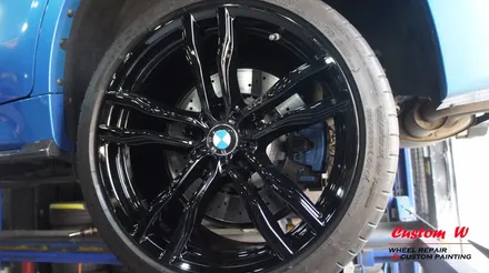 커스텀W를 찾아온 헤비급이지만 M! BMW X6M 차량의 블랙유광 휠도색. / 용인 처인구