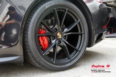 포르쉐 911 타르가 4S 매트블랙 1개의 휠 다른 휠과 전혀 이색감 없이 말끔하게 휠복원. / 용인 처인구
