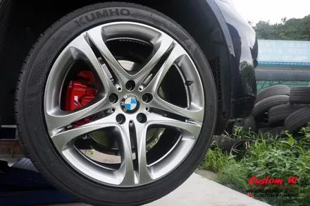 BMW 5시리즈에 장착 된 640D 19인치 휠 고스트크롬 휠도색, 레드 캘리퍼도색. / 용인 처인구