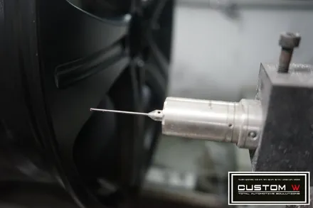 커스텀W에서 벤츠 W213 E220d 기본 실버 휠을 다이아몬드컷팅 휠수리로 블랙폴리시 휠로 만들다. / 용인 처인구