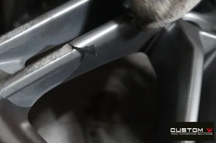 포르쉐 카이엔 터보 휠도색 불량 재작업. 약품 박리 및 휠 상처 수리 후, 하이퍼 실버 휠도색. / 용인 처인구