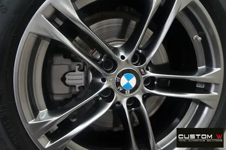 BMW F10 520D M 에어로 다이나믹 프로 휠 상처 수리 후, 고스트 크롬 휠도색 그리고 블루 캘리퍼 도색. / 용인 처인구