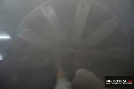 레인지로버 벨라 휠 상처 수리 후 블랙유광 휠도색 + 레드 캘리퍼 도색 / 용인 처인구