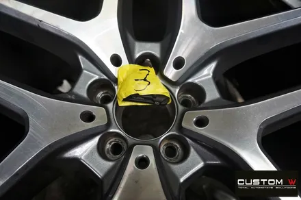 벤츠 GLE350d 쿠페 휠 상처 수리 후 블랙유광 휠도색 + 카본 세라믹 골드 캘리퍼 도색 / 용인 처인구