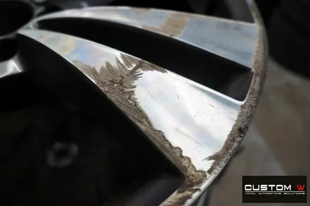 벤츠 W218 CLS350d 19인치 휠 상처 수리 후 다이아몬드 컷팅 가공 작업을 이용한 블랙 폴리쉬 휠로 깔끔하게 변신! / 용인 처인구