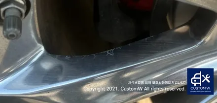 휠 부식 (백화현상) 진행된 캐딜락 CTS 차량의 휠 부식 제거 및 휠 상처 수리 후, 고스트 크롬 휠도색 / 용인 처인구