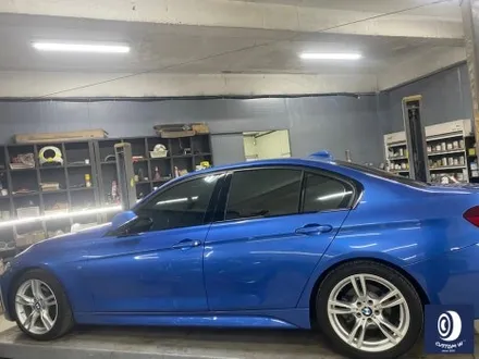 BMW F30 330i 400M 18인치 휠 상처 수리 후, 블랙 유광 휠도색 + 부식 제거 후 레드 캘리퍼 도색 (블루 컬러 바디에는 역시 블랙 휠 레드 캘리퍼) / 용인 처인구