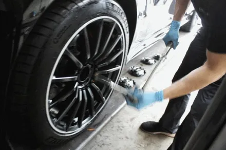 벤츠 GT43 AMG 기존 잘못된 수리 도색 이력 약품 박리 후 블랙 실버 투톤 무광 휠도색 + 카본 세라믹 골드 캘리퍼 도색 / 용인 처인구