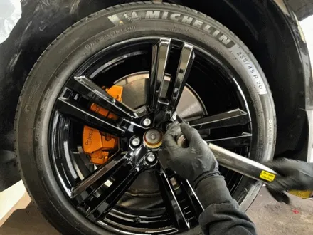 볼보 XC60 휠 상처 수리 후 블랙유광 휠도색 + 폴스타 아케보노 골드 캘리퍼 도색 / 용인 처인구