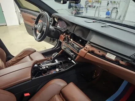 BMW 5시리즈 잘 못된 실내랩핑 제거 후 재시공 / 인천 논현동