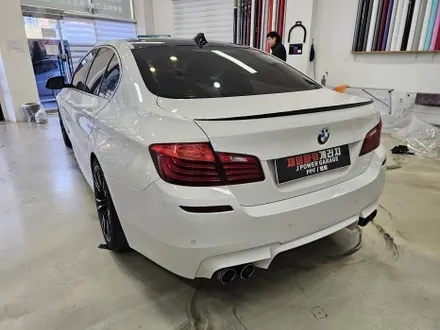 인천 송도 루프스킨 BMW 5시리즈  F10 수명이 끝난 루프스킨 제거 후 고광택 PET 필름 재시공 / 인천 논현동