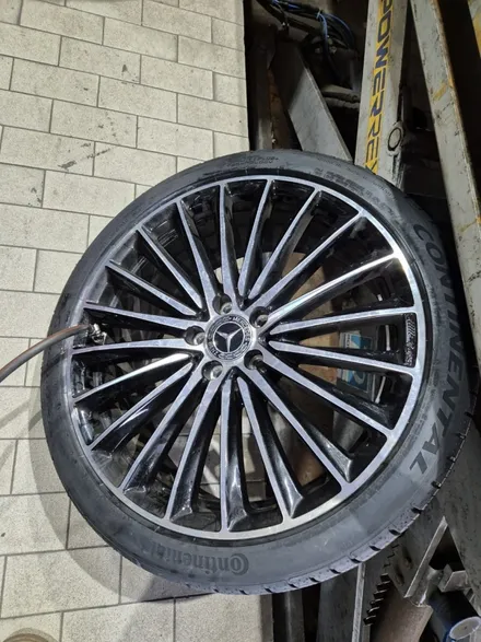 벤츠 CLS450 타이어 옆면 손상으로 컨티넨탈 타이어 장착 / 서울 강서구 화곡동