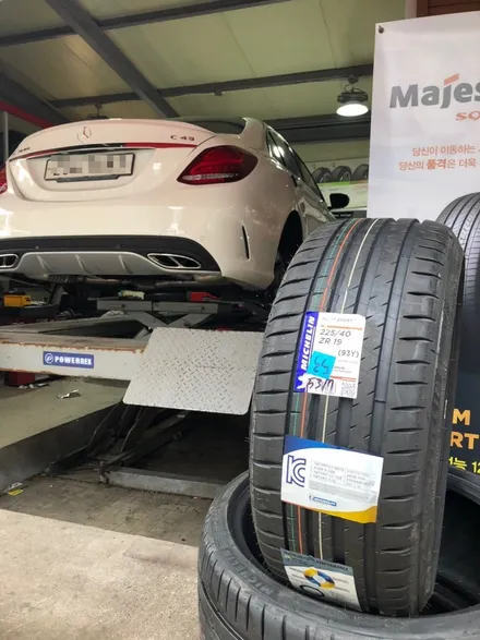 벤츠c43amg 미쉐린 파일럿스포츠4 ps4 19인치 타이어교체 일산타이어 / 서울 강서구 화곡동