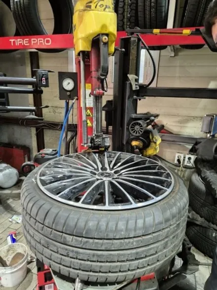 벤츠 CLS450 타이어 옆면 손상으로 컨티넨탈 타이어 장착 / 서울 강서구 화곡동