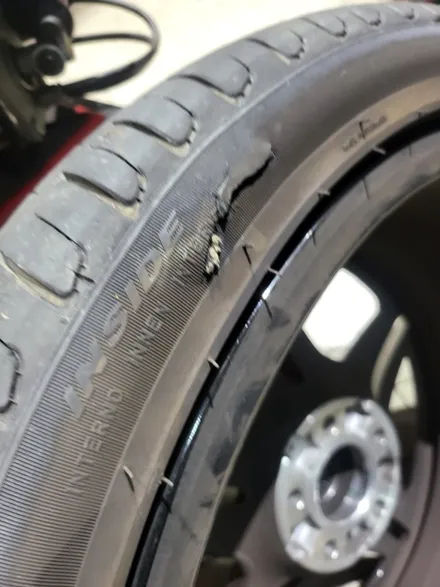 벤츠 cls 300d 타이어 옆면 손상으로 교체 및 장착 / 서울 강서구