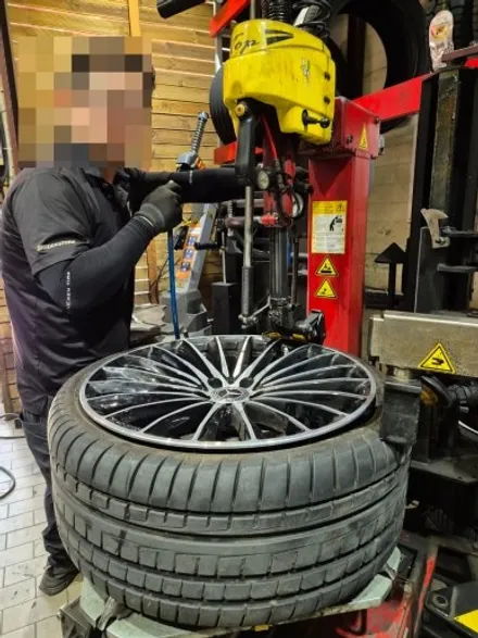 벤츠 CLS450 타이어 옆면 손상으로 컨티넨탈 타이어 장착 / 서울 강서구 화곡동