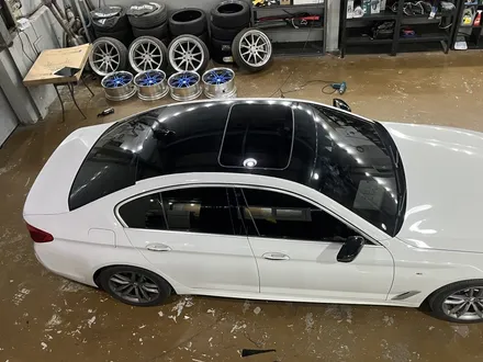 BMW 5시리즈(G30) 루프스킨 및 사이드미러 랩핑 / 경기 안산