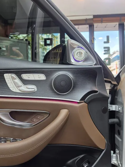 벤츠 W213 E220d 스피커 엠비언트 순정 연동 시공｜재방문으로 완성된 실내 풀 튜닝 / 포항시 남구 오천읍