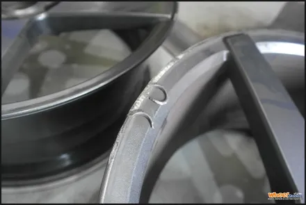 [울산휠수리][휠복원]심각한 데미지의 bmwgt! 휠수리 및 블랙유광 휠도색 / 울산 북구