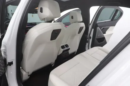 BMW i5 인천 가죽시트코팅 시공!(연수동가죽코팅,남동구가죽코팅,구월동가죽코팅,논현동가죽코팅,서창동가죽코팅,주안가죽코팅,도화동가죽코팅,영종도가죽코팅,십정동가죽코팅,부평가죽코팅) / 인천 연수구 송도동