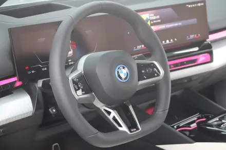 BMW i5 인천 가죽시트코팅 시공!(연수동가죽코팅,남동구가죽코팅,구월동가죽코팅,논현동가죽코팅,서창동가죽코팅,주안가죽코팅,도화동가죽코팅,영종도가죽코팅,십정동가죽코팅,부평가죽코팅) / 인천 연수구 송도동